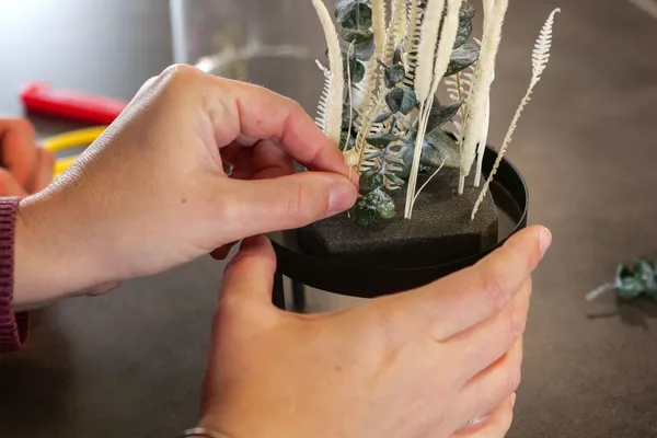 Réaliser votre composition de fleurs séchées sous cloche - Image n°3 - Wecandoo