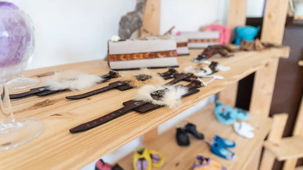 Initiez-vous au travail du cuir et réalisez votre petite maroquinerie - Image n°1 - Wecandoo