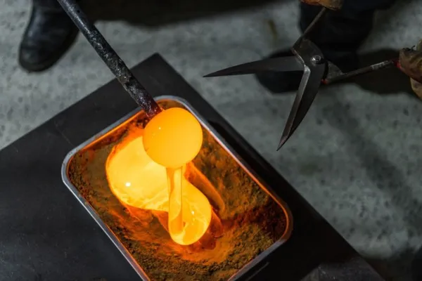 Wecandoo - Discover glass casting and make two glass creations