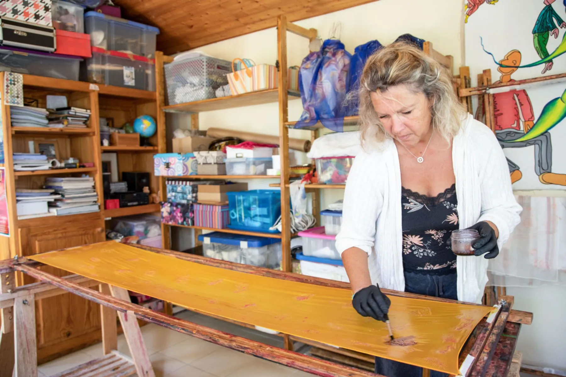 Découvrez la technique du batik sur soie et créez votre carré de soie ou votre écharpe - Image n°3 - Wecandoo