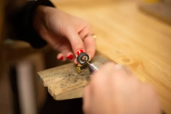 Wecandoo - Réalisez vos boucles d'oreilles en laiton texturé