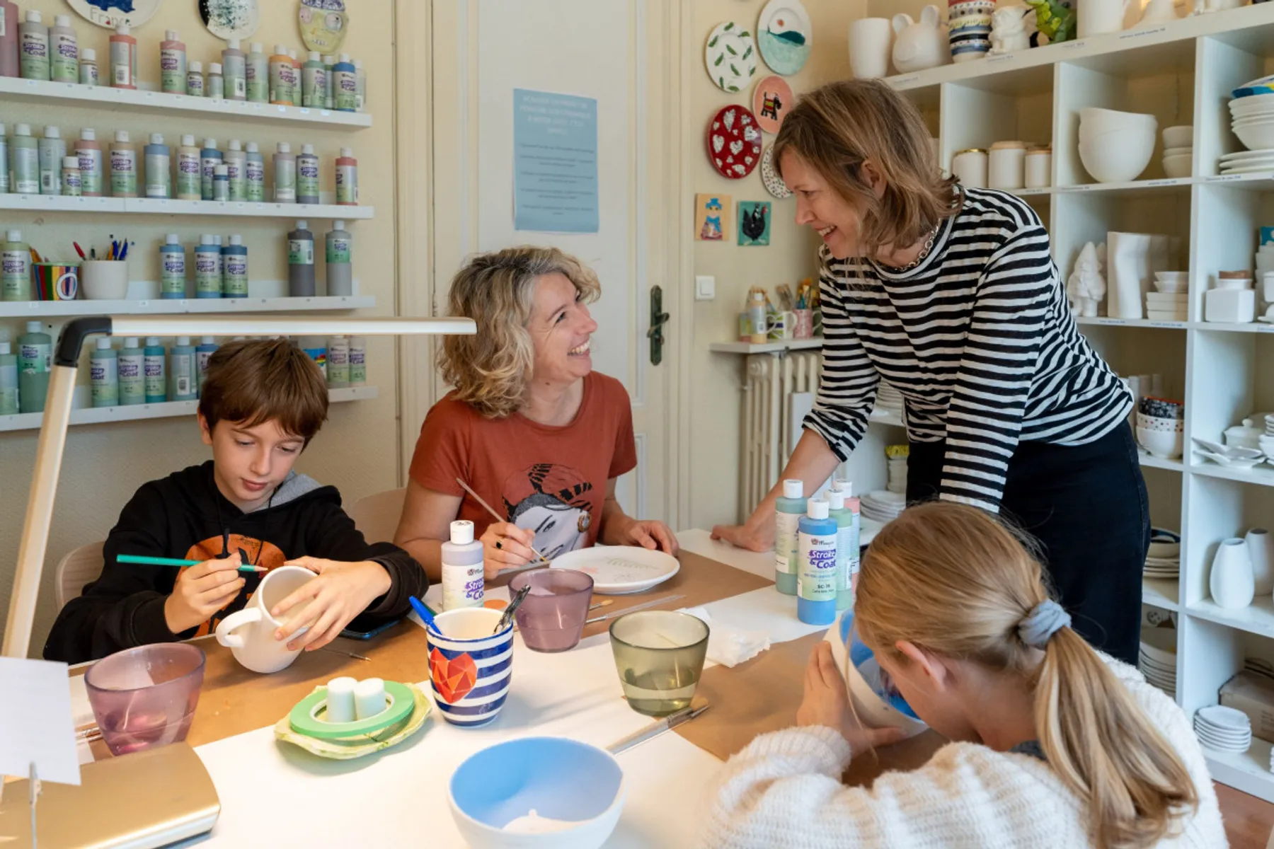 Découvrez la peinture sur céramique en famille - Image n°4 - Wecandoo