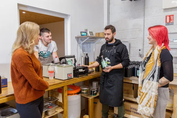 Réunissez votre équipe à l'occasion d'une visite et d'une dégustation dans une distillerie avec Cédric, Florian et Xavier - Afbeelding nr. 4 - Wecandoo