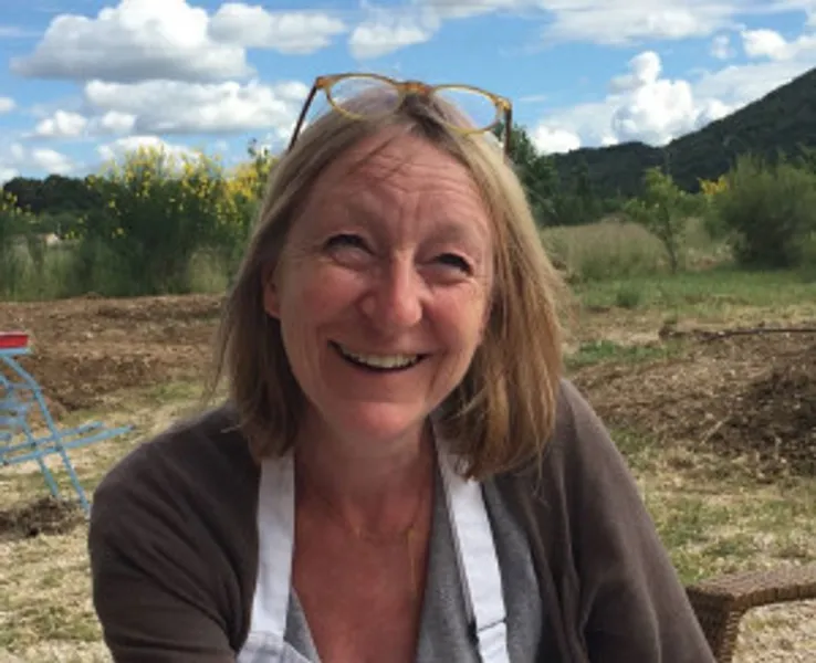 Christine: Fabricante de cosmétiques in Vincennes