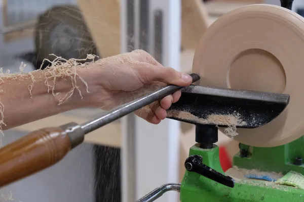 Développez vos connaissances en tour à bois et fabriquez une assiette - Image n°4 - Wecandoo