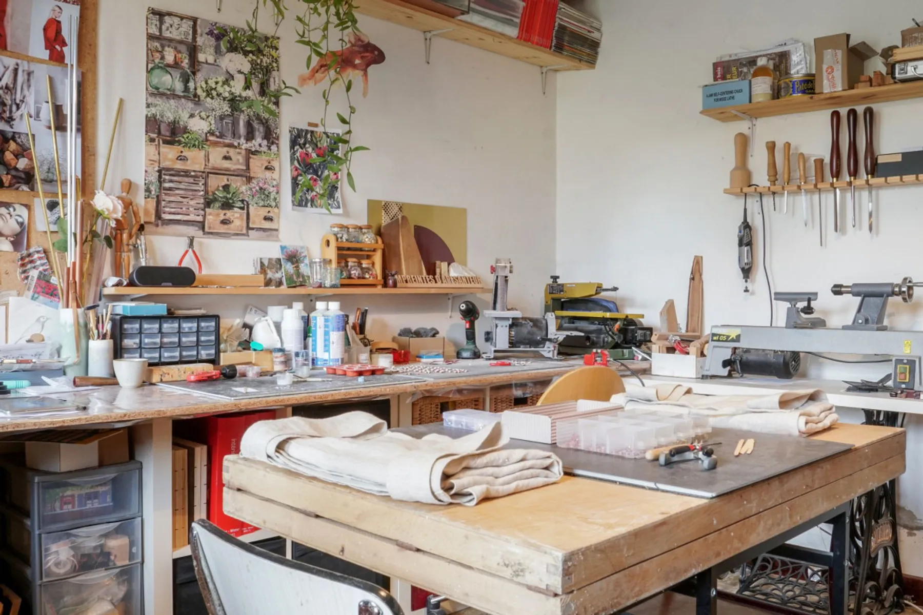 Fabriquez votre broche ou collier en résine colorée - Image n°1 - Wecandoo