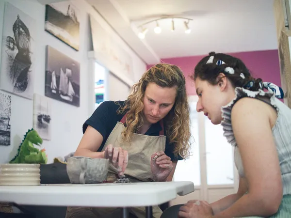 Modelez votre vase en grès blanc - Image n°2 - Wecandoo