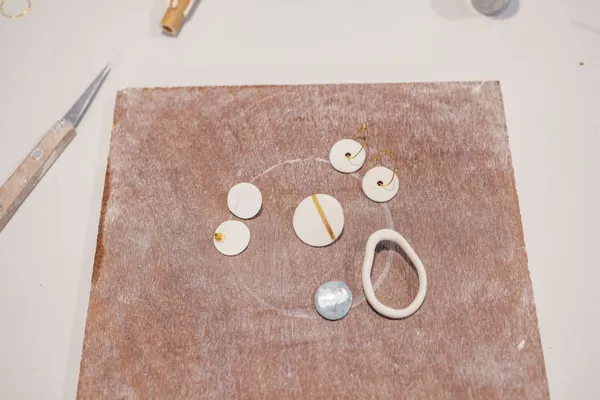 Wecandoo - Modelez vos boucles d'oreilles en porcelaine