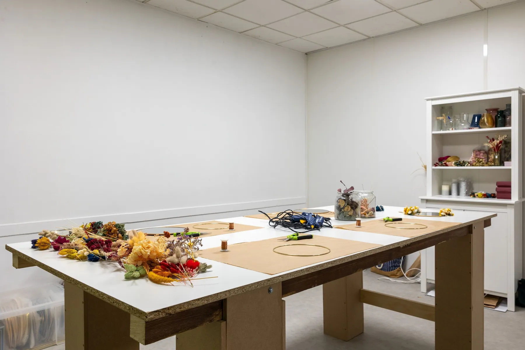 Composez votre couronne de fleurs séchées murale personnalisée - Image n°1 - Wecandoo