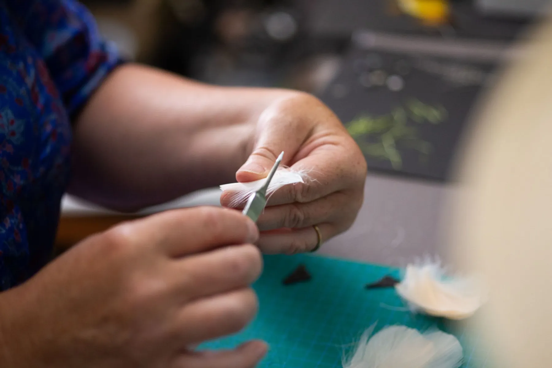 Réalisez votre paire de boucles d'oreilles en plumes - Image n°3 - Wecandoo