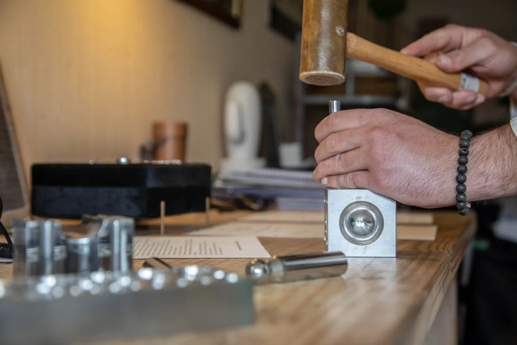 Fabriquez votre médaille martelée en argent - Image n°4 - Wecandoo