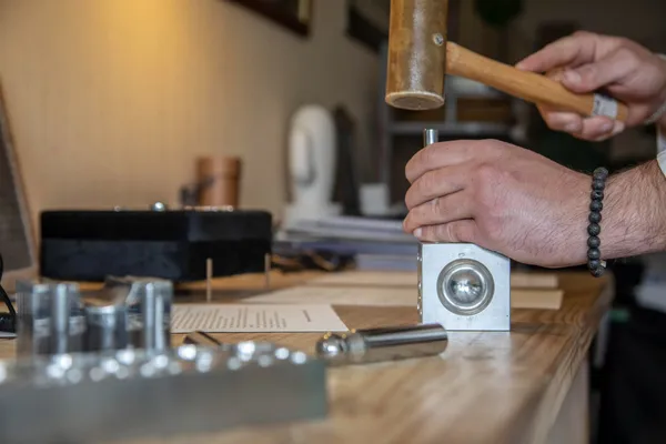 Fabriquez votre médaille martelée en argent - Afbeelding nr. 4 - Wecandoo