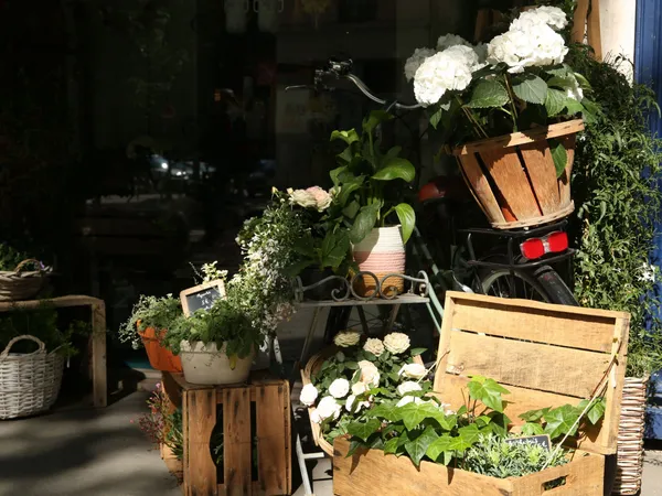 Créez votre composition de fleurs piquées fraîches et de saison - Image n°1 - Wecandoo