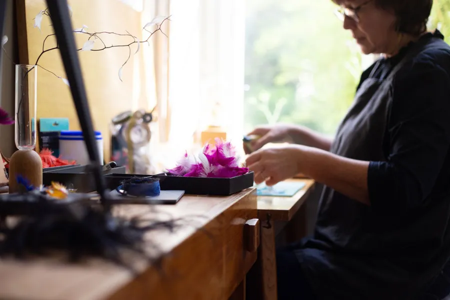 Réalisez votre paire de boucles d'oreilles en plumes - Image n°1 - Wecandoo