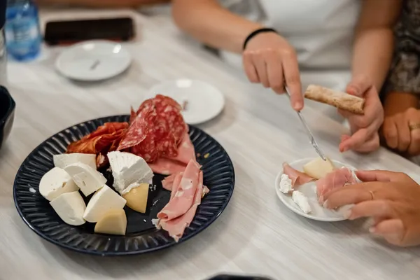 Réalisez vos délicieuses mozzarella en groupe et dégustez un apéro dînatoire - Image n°4 - Wecandoo