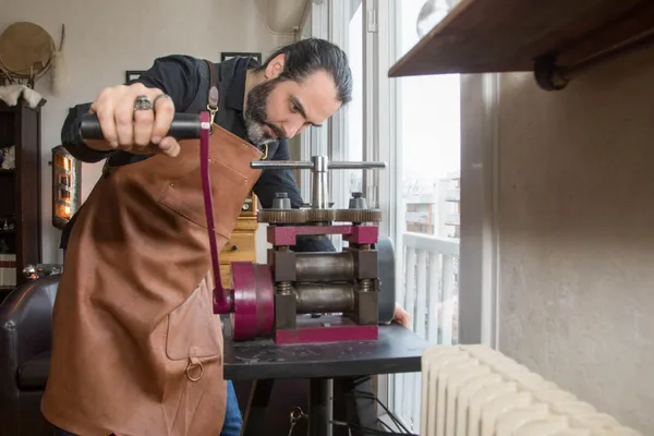 Réalisez une bague en argent sertie avec Fabrice - Image n°4 - Wecandoo