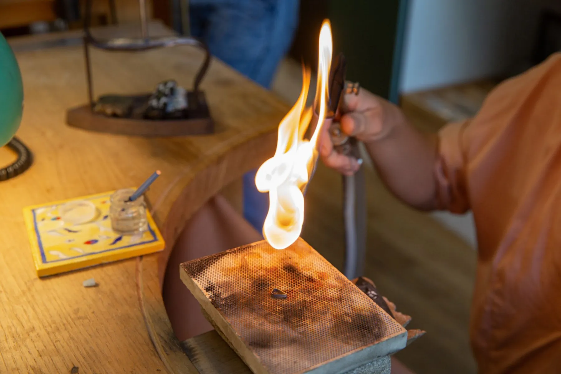 Fabriquez votre paire de boucles d'oreille serties en argent - Image n°1 - Wecandoo