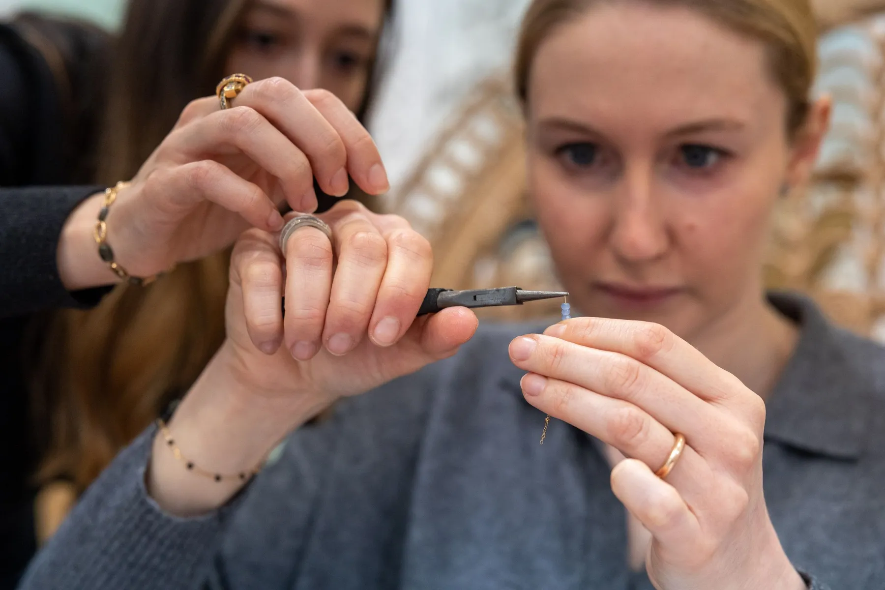 Composez votre double collier avec médaille gravée personnalisée avec Kelly et Agathe - Image n°3 - Wecandoo