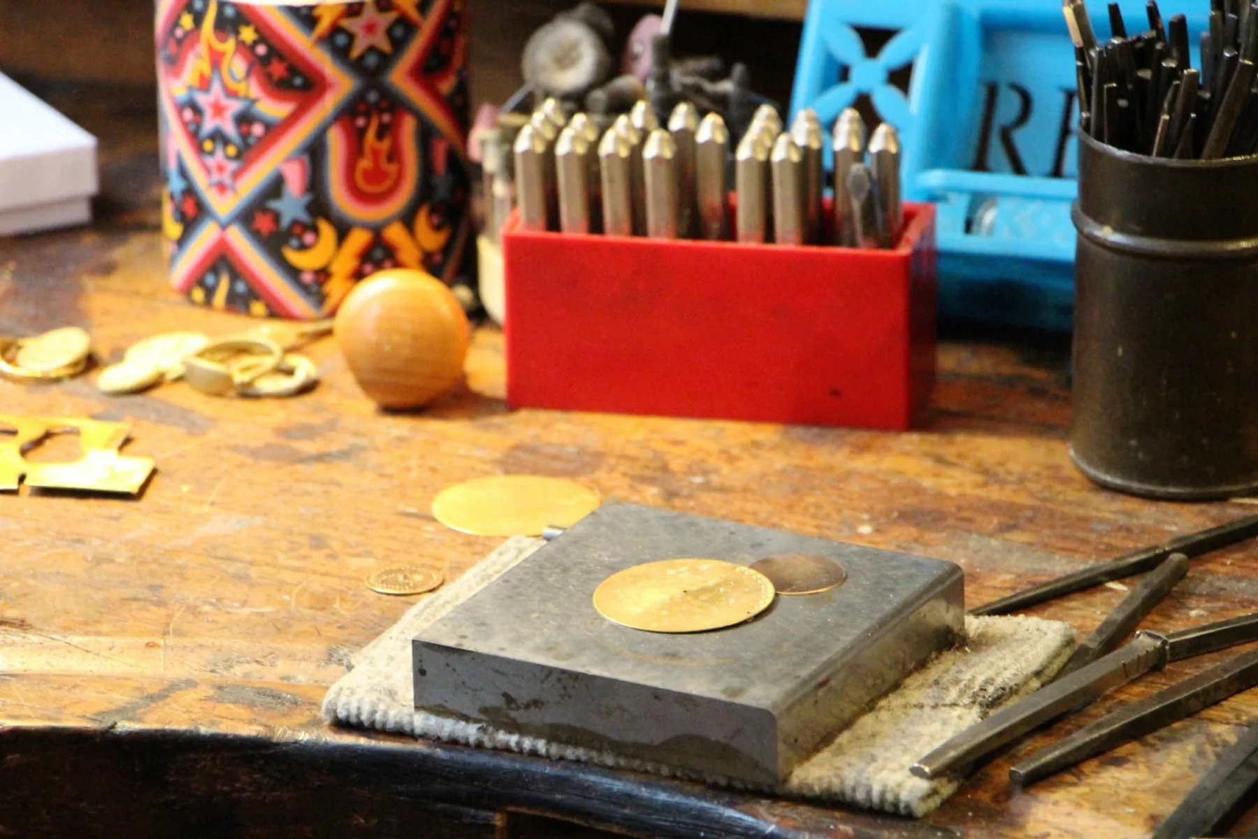 Réalisez votre médaille ciselée en laiton dorée - Image n°4 - Wecandoo