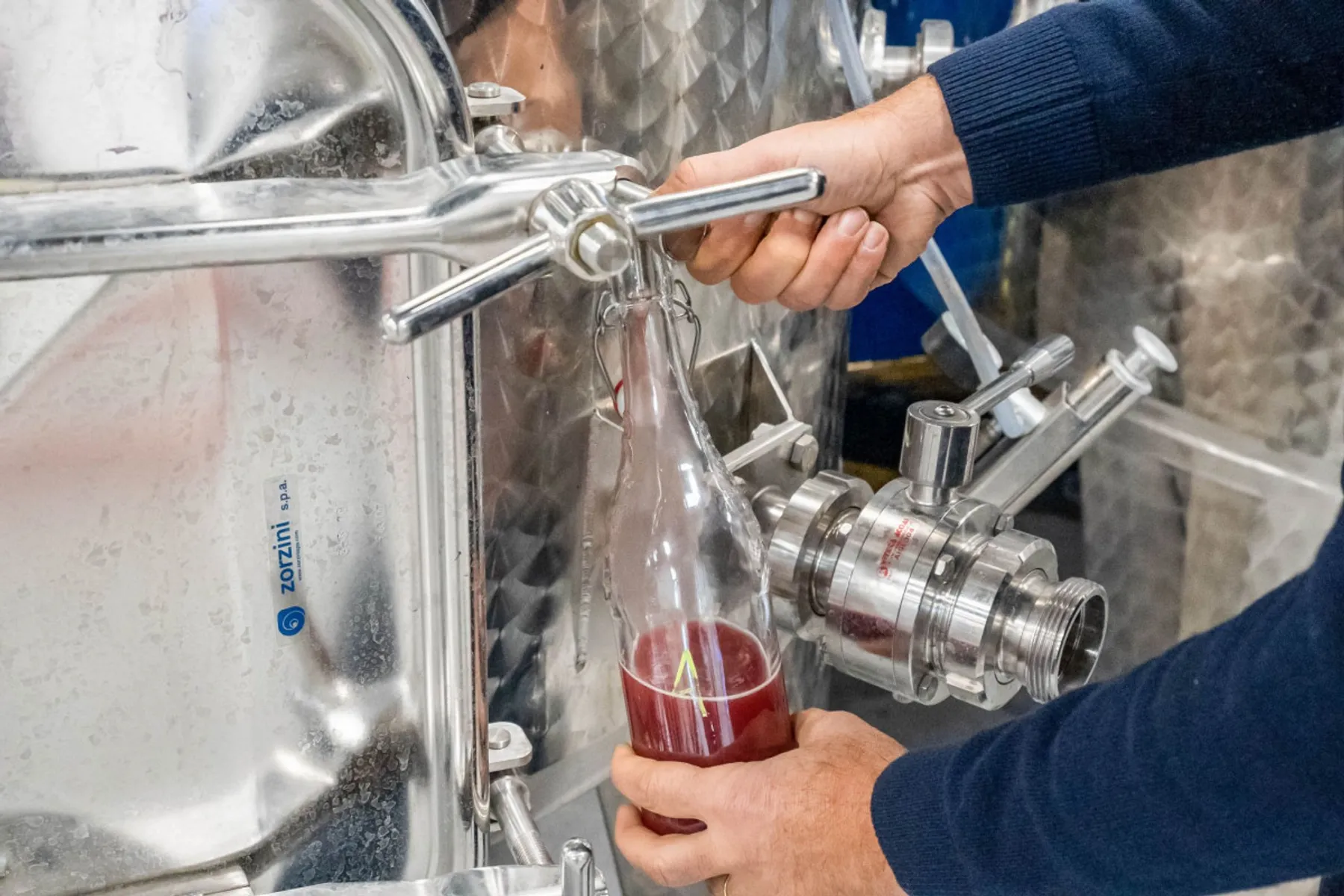 Assemblez votre bouteille de vin rouge - Image n°2 - Wecandoo