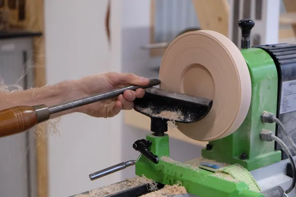 Développez vos connaissances en tour à bois et fabriquez une assiette - Image n°3 - Wecandoo