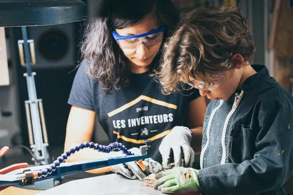 Fabriquez votre arbalète à cotillons en famille - Image n°3 - Wecandoo