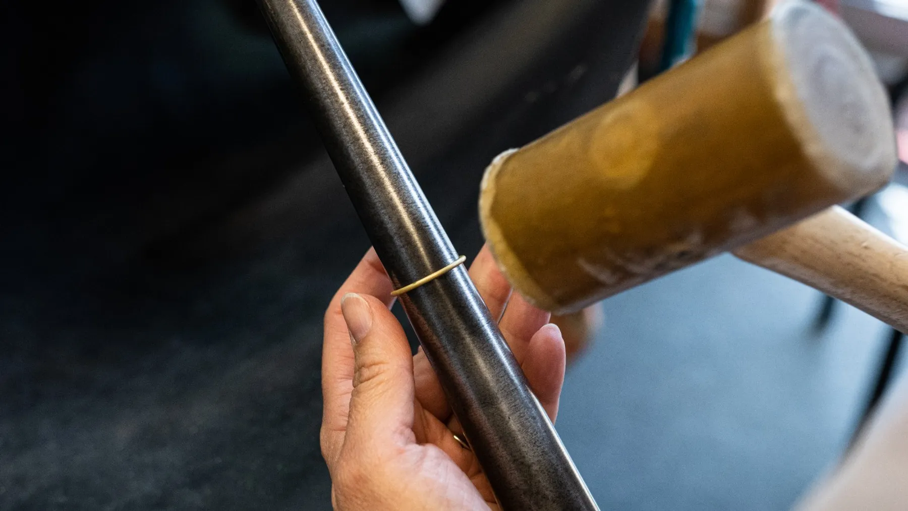 Réalisez vos boucles d'oreille en laiton dorées à l'or fin - Image n°4 - Wecandoo