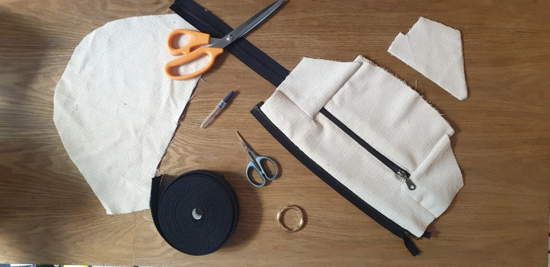 Réalisez votre banane oversize en velours - Image n°1 - Wecandoo