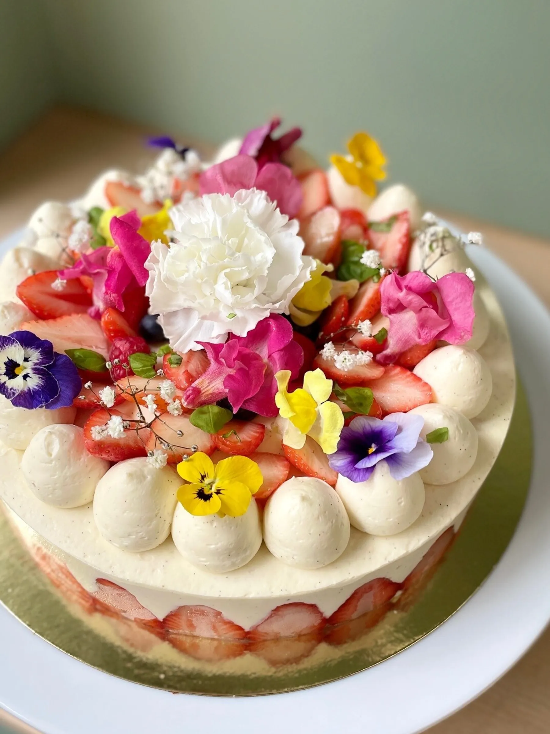 Réalisez votre entremets de saison : le fraisier, le framboisier ou le mangue-coco-passion (selon la saison) - Image n°1 - Wecandoo