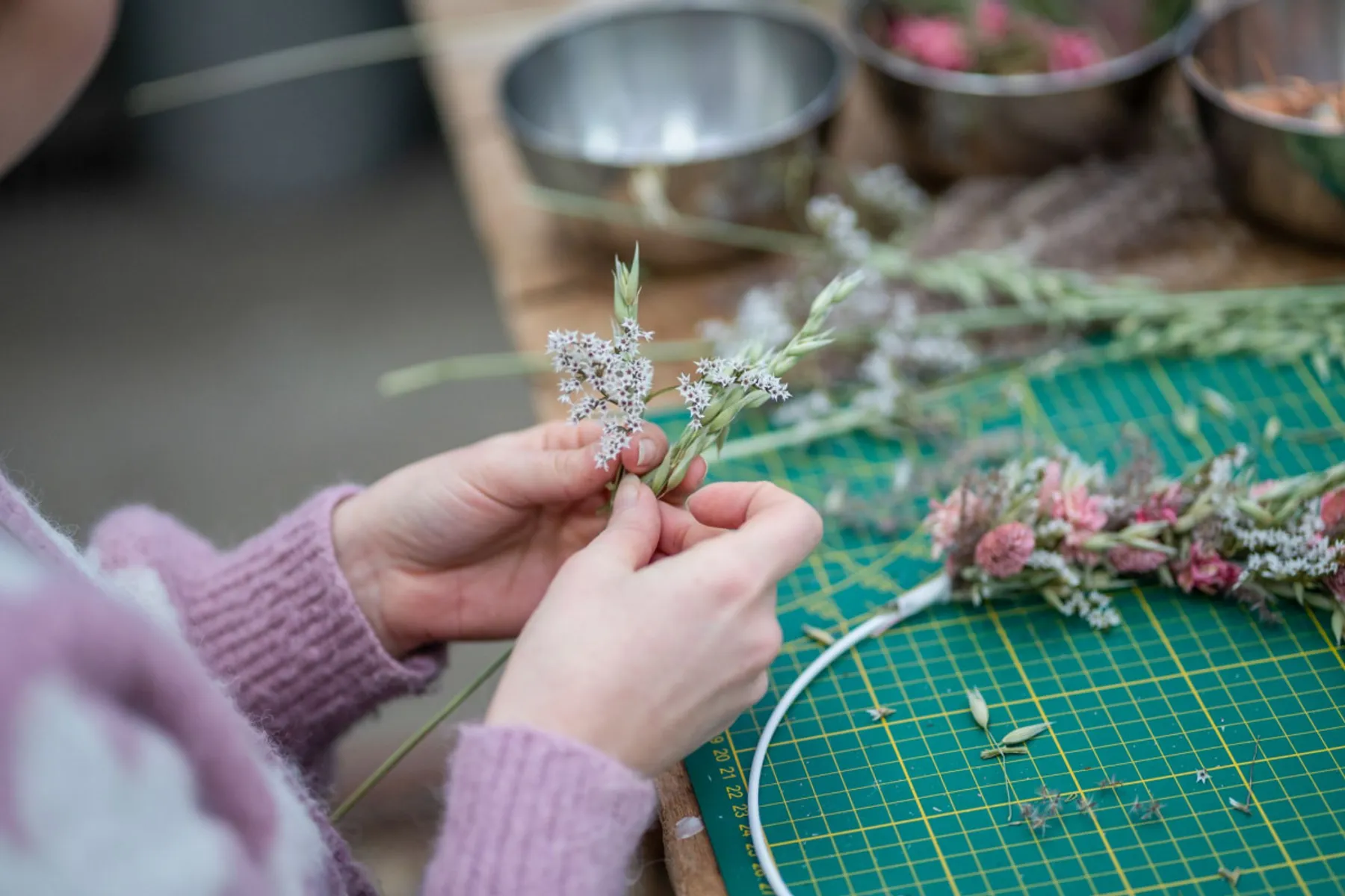 Réalisez votre couronne de fleurs séchées ou fraîches - Image n°3 - Wecandoo