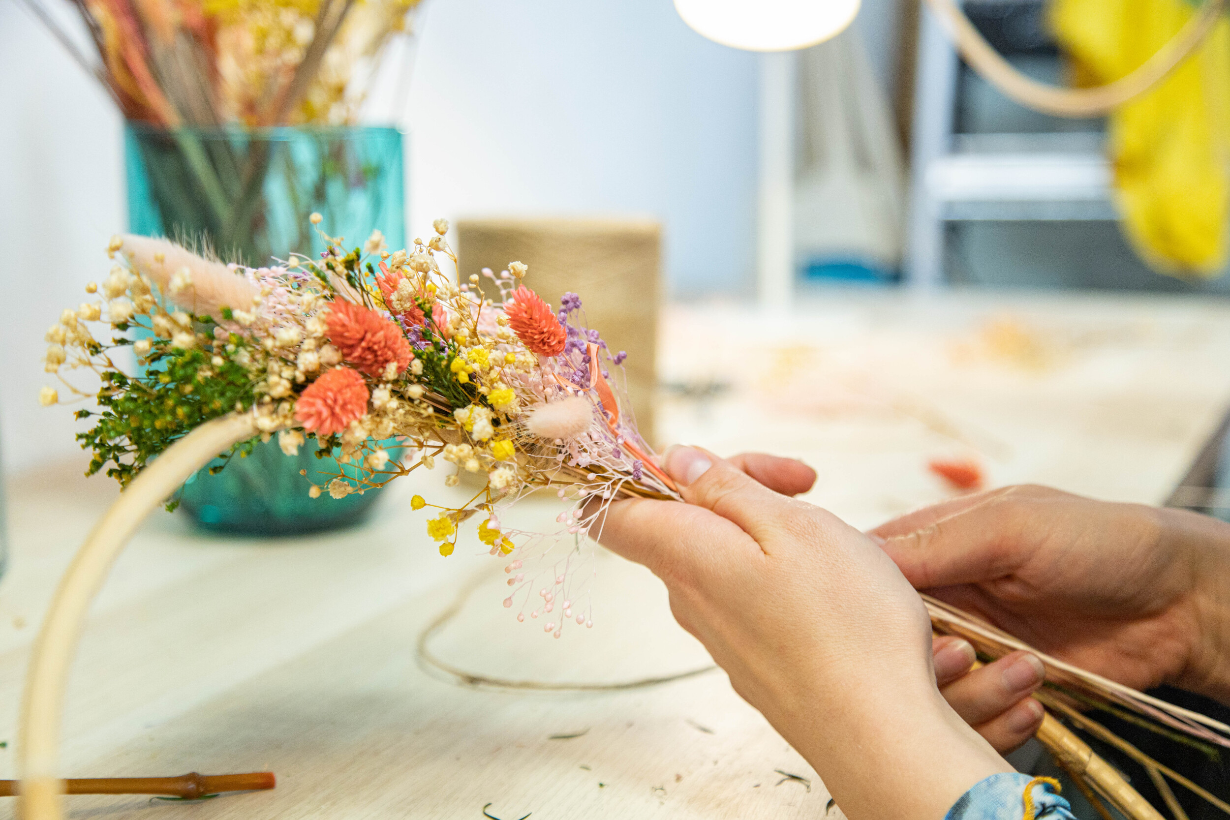 Wecandoo - Réalisez votre couronne en fleurs séchées - Image n°4