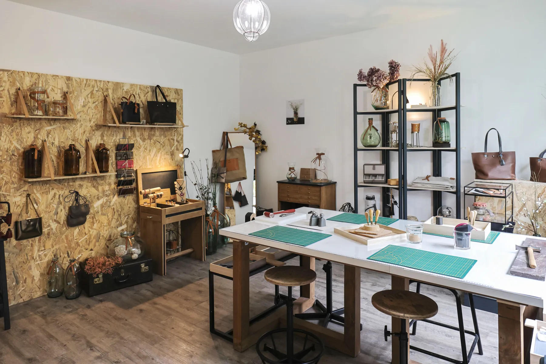 Découvrez la technique de la marqueterie de cuir - Image n°1 - Wecandoo