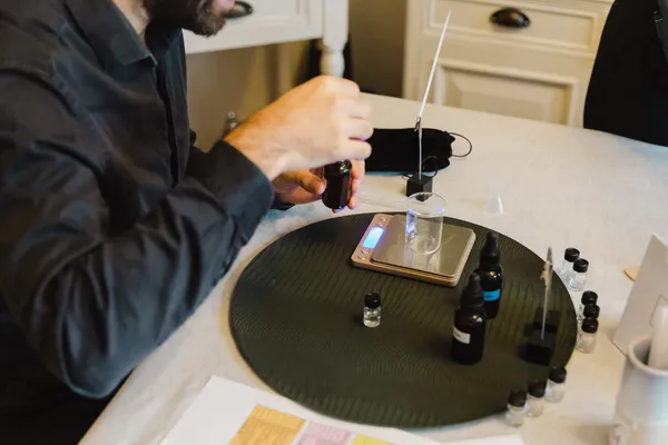 Allez plus loin dans la découverte de la parfumerie naturelle sur deux jours - Image n°3 - Wecandoo