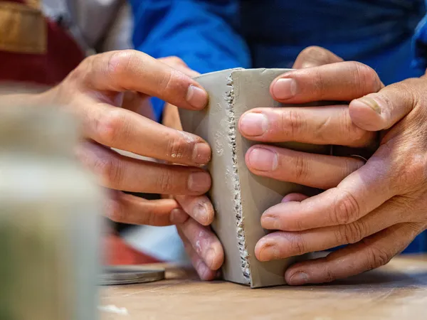 Modelez votre grand mug ou objet en faïence et décorez-le - Image n°4 - Wecandoo