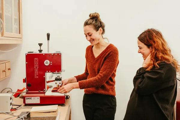 Créez votre porte-cartes personnalisé en cuir en groupe - Image n°4 - Wecandoo