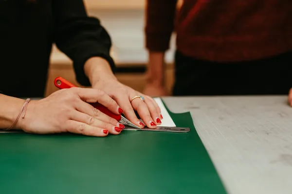 Créez votre porte-cartes personnalisé en cuir en groupe - Image n°2 - Wecandoo