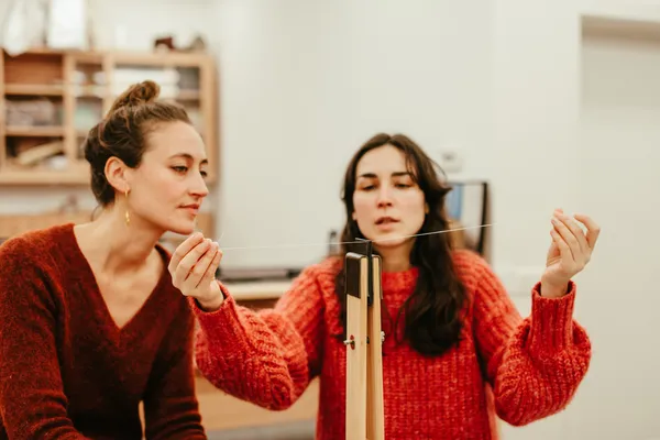 Créez votre porte-cartes personnalisé en cuir en groupe - Image n°3 - Wecandoo