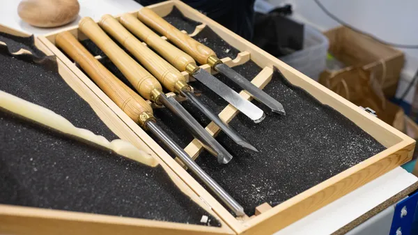 Réalisez votre tabouret design au tour à bois sur une journée - Image n°4 - Wecandoo