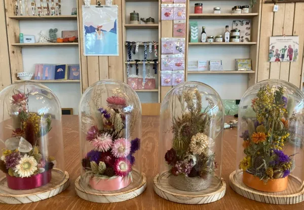 Create your own dried flower arrangement under a bell - Image n°3 - Wecandoo