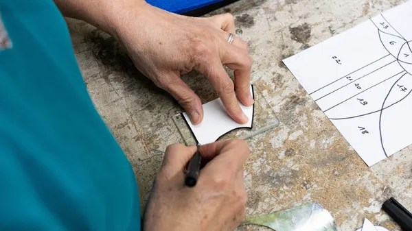 Découvrez la technique du vitrail sur une journée - Image n°2 - Wecandoo