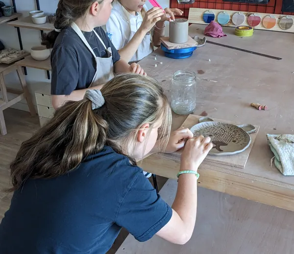 Modelez un objet en céramique en duo avec votre enfant - Image n°2 - Wecandoo