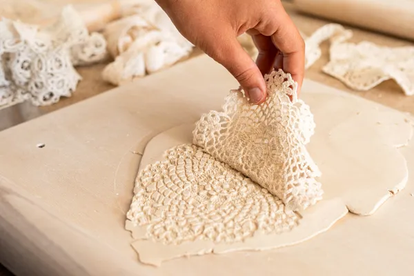 Fabriquez un mobile en porcelaine en duo avec votre enfant - Image n°3 - Wecandoo