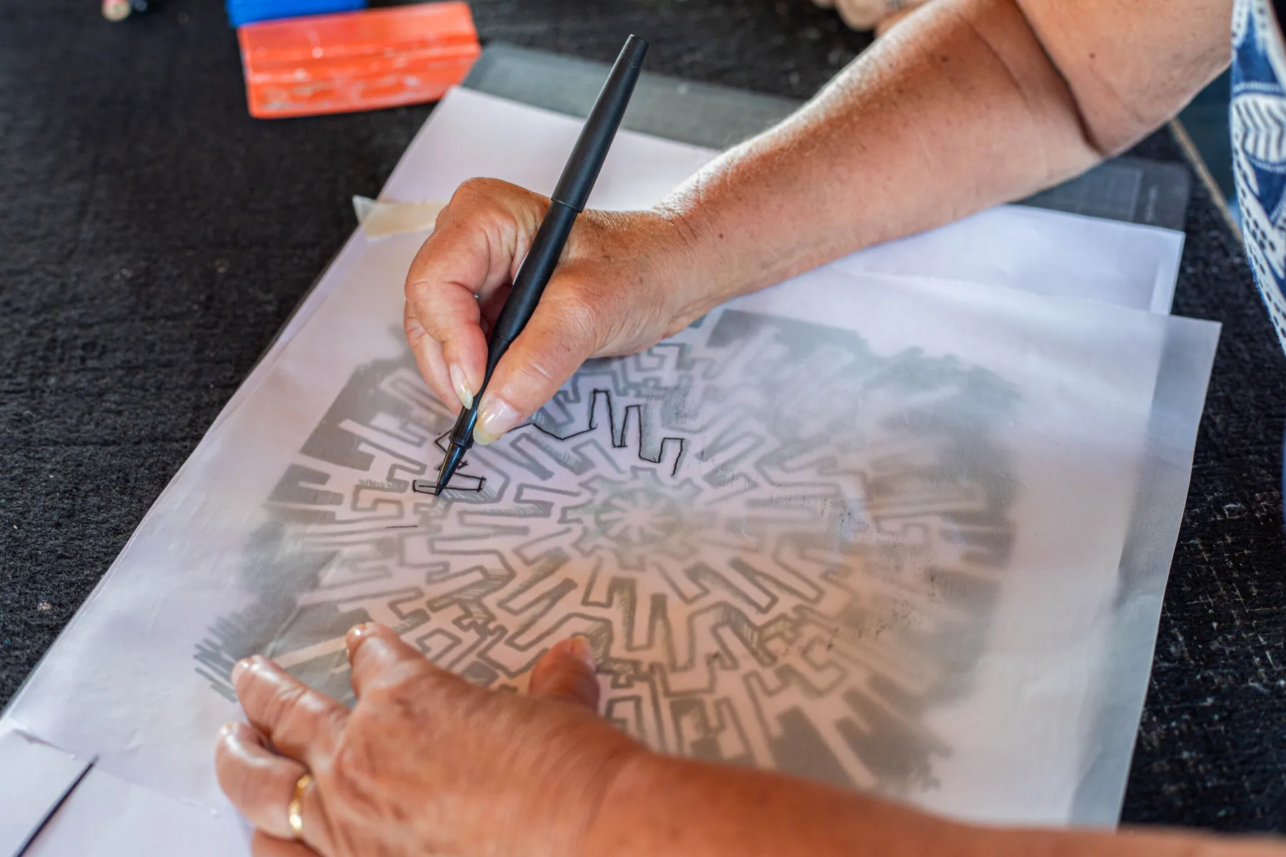 Réalisez votre luminaire en verre gravé avec la technique du sablage - Image n°4 - Wecandoo