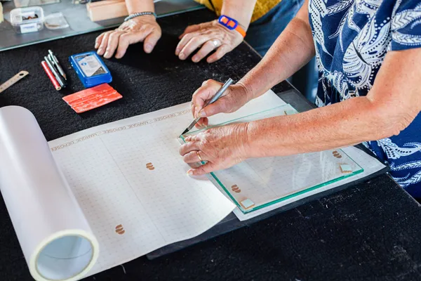 Réalisez votre luminaire en verre gravé avec la technique du sablage - Image n°2 - Wecandoo