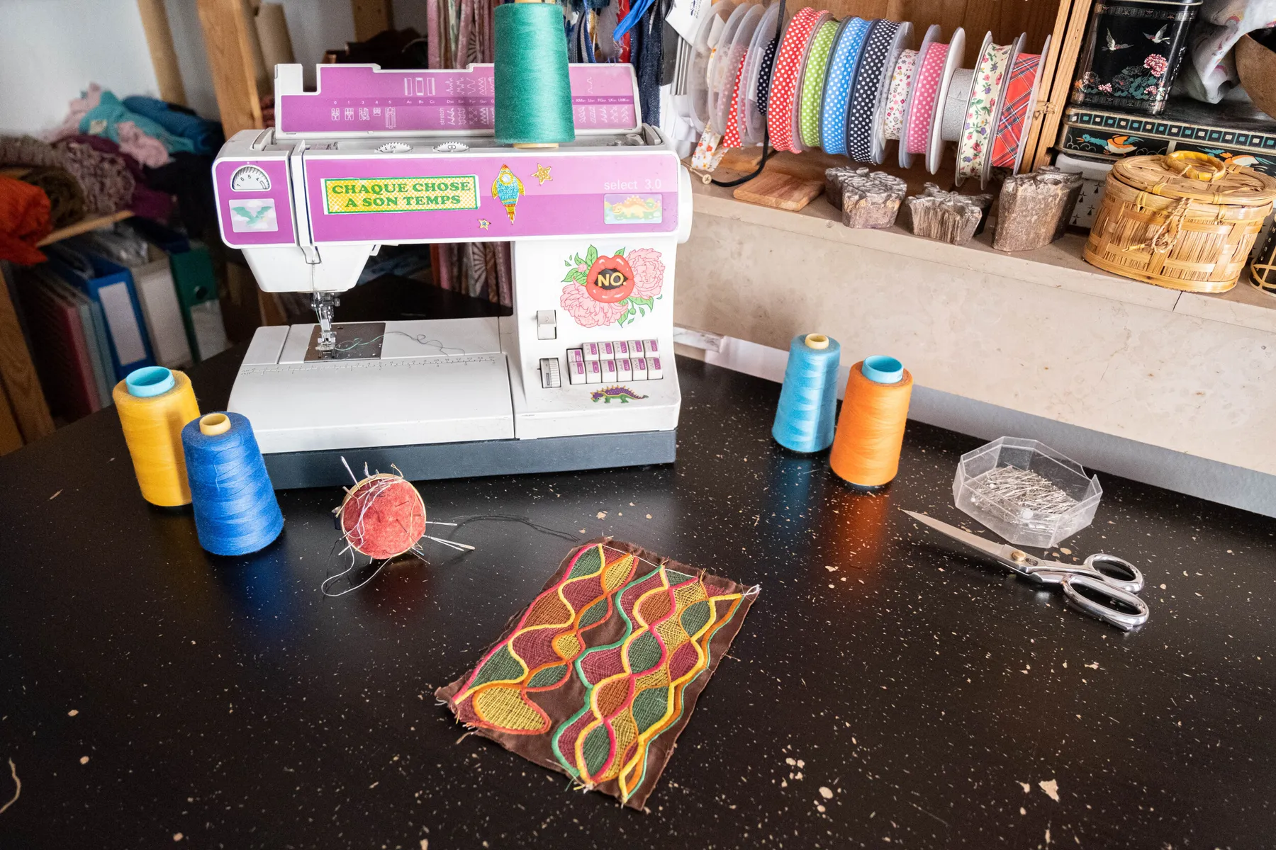 Découvrez la broderie expérimentale à la machine à coudre avec Julie - Image n°3 - Wecandoo