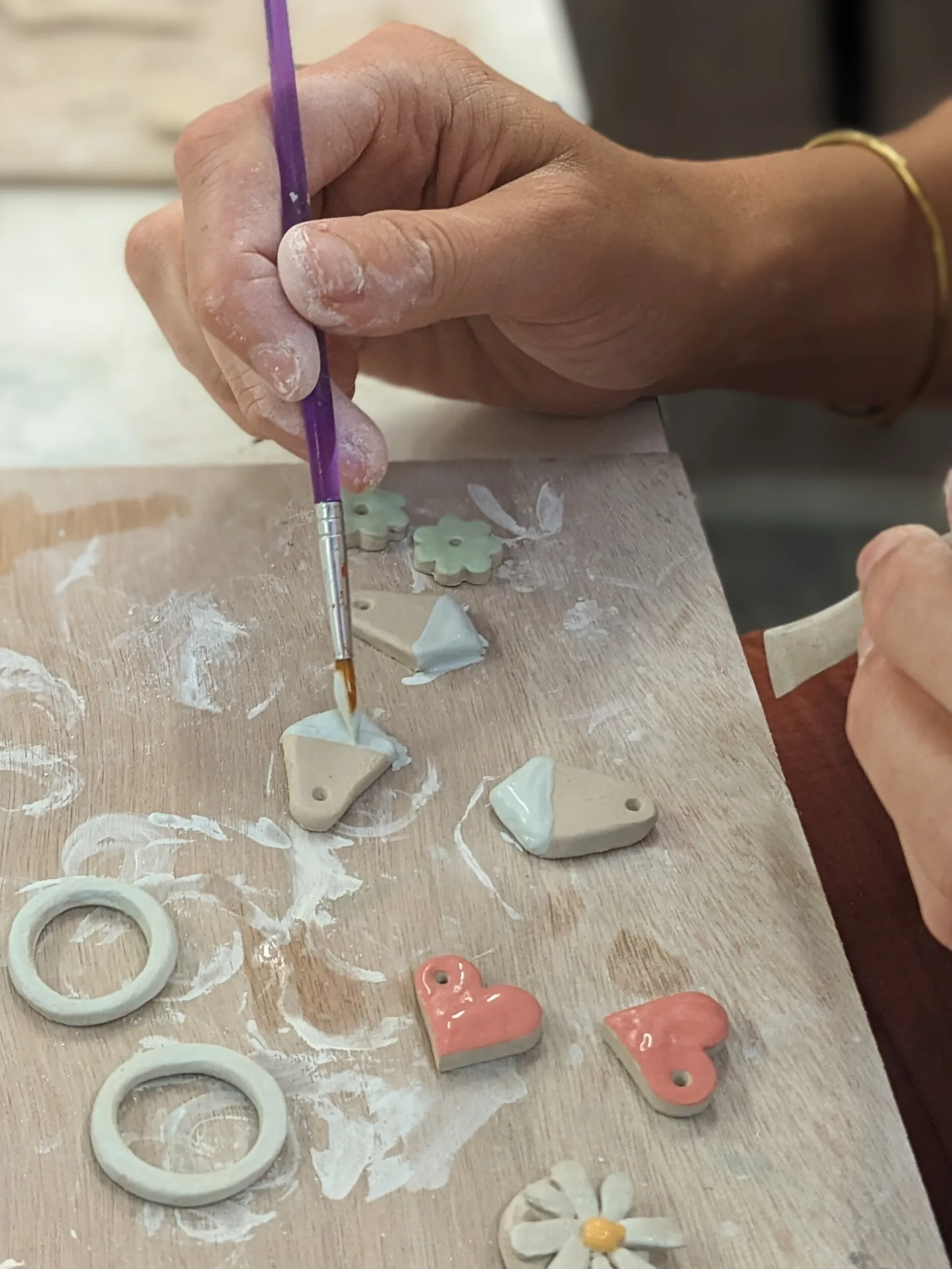 Créez votre duo de paires de boucles d'oreilles en porcelaine - Afbeelding nr. 5 - Wecandoo