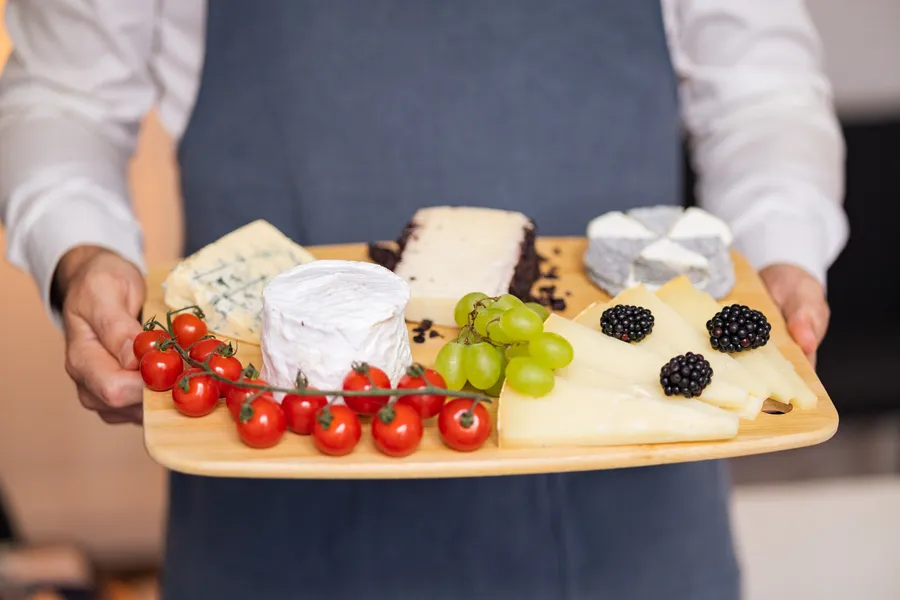 Étonnez votre équipe et découvrez des accords fromage et vin avec Hervé - Image n°1 - Wecandoo