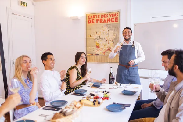 Étonnez votre équipe et découvrez des accords fromage et vin avec Hervé - Image n°4 - Wecandoo