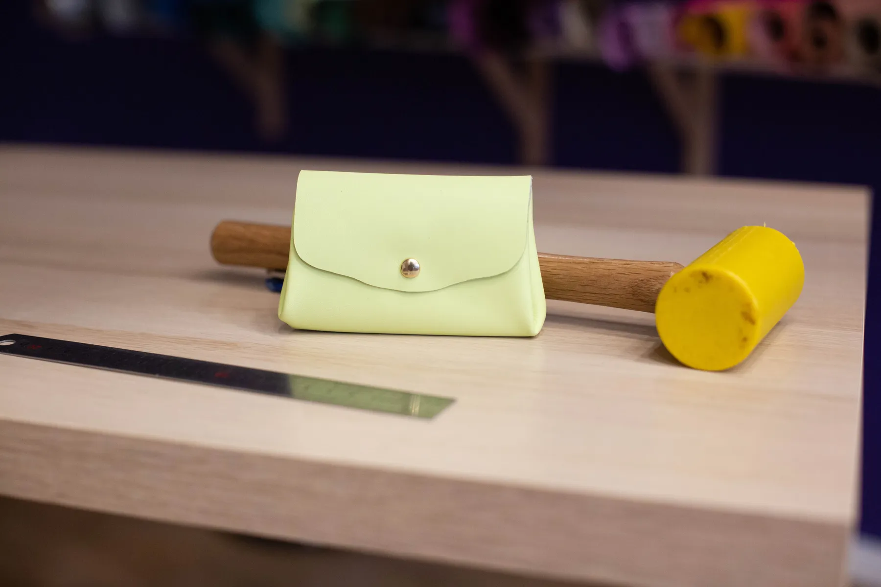 Réalisez votre porte-monnaie en cuir avec Julie et son équipe - Image n°1 - Wecandoo