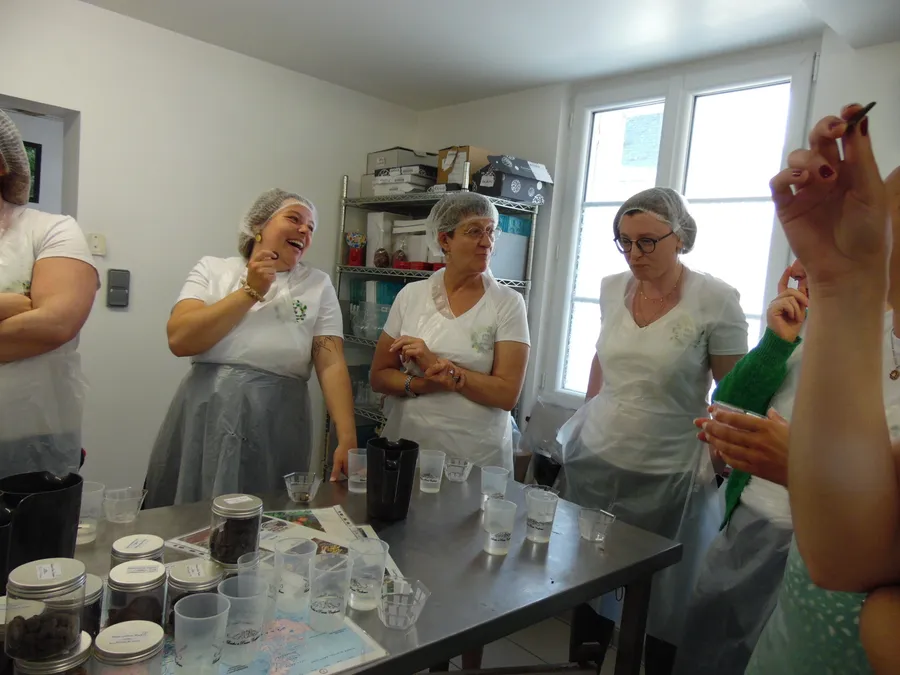 Réunissez votre équipe dans un atelier de chocolaterie artisanale et dégustez des chocolats de différentes origines - Image n°1 - Wecandoo